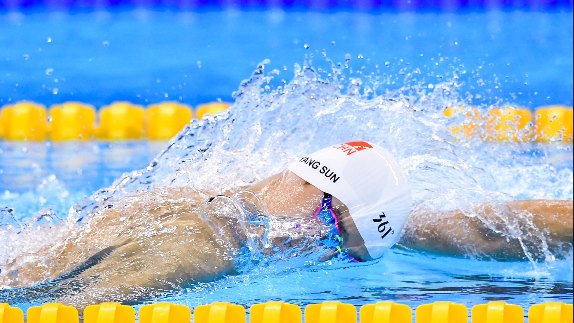 从泥泞到雪地：不同地貌带来的极限驾控，泥泞的雪路