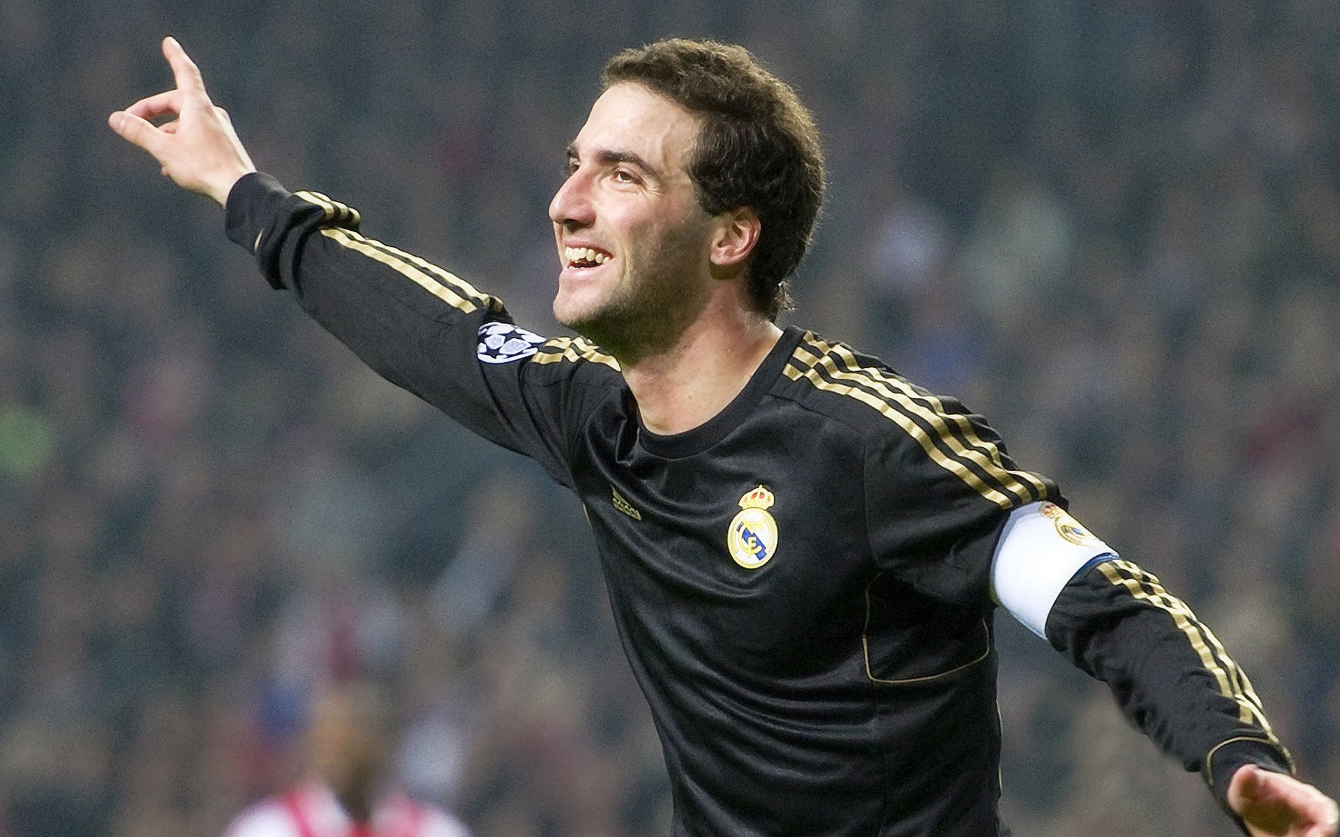 爱游戏app-皇家社会再拿三分，冲击欧冠资格区，皇家社会又叫什么球队